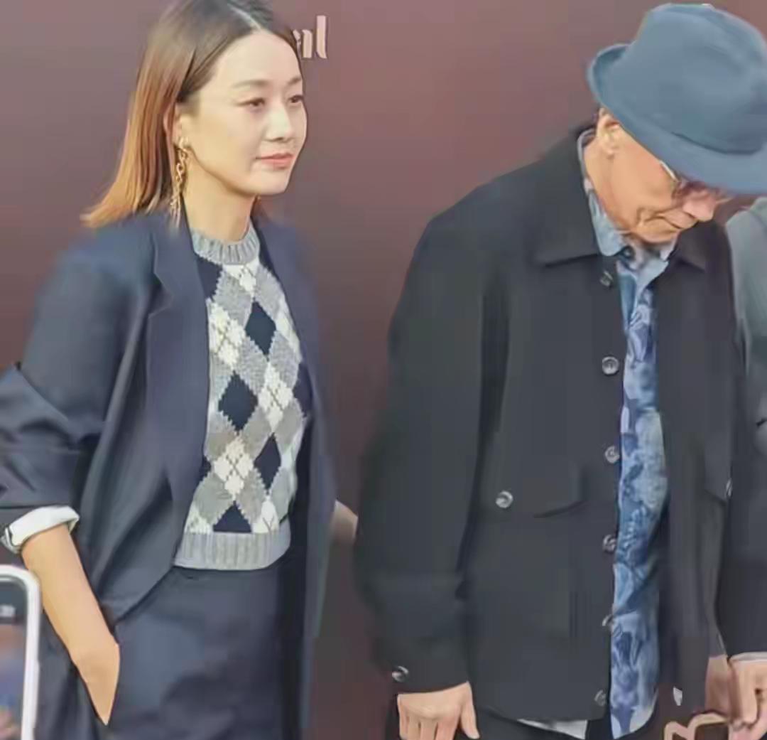 马伊琍这波热度来得太实在！改剧本上热搜后，电影节造型引热议
马伊琍最近真是自带话
