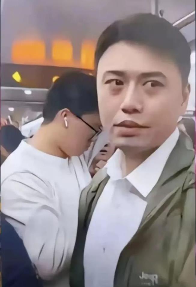 咋整？这人莫不是有病吧？
上大学的时候，有个男生老是偷女生的内衣，终于被学校保卫