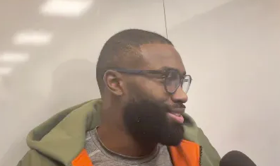 NBA常规赛，凯尔特人客场110-100战胜独行侠。
赛后，凯尔特人前锋杰伦-布