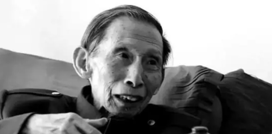1956年，大学生王明健在毕业前一天，突然被两名没有任何军衔与职务的神秘军人带走