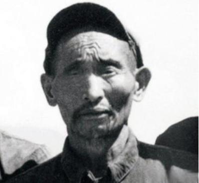 1952年，在黑彝匪军部落里，有一位格格不入的汉人奴隶，他在被西康军区解放军解救