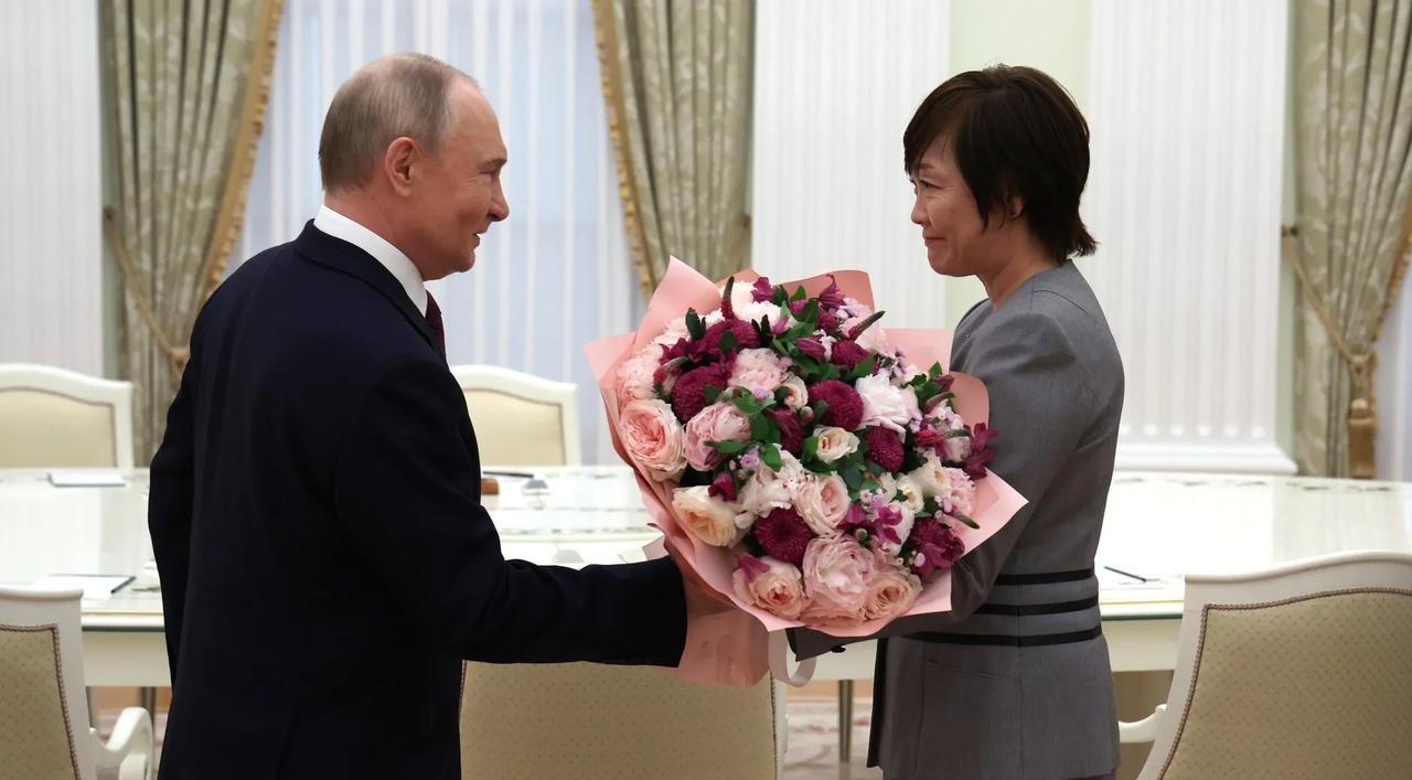 安倍晋三的遗孀安倍昭恵昨晚（5月30日晚）写道：“我在莫斯科克里姆林宫会见了普京