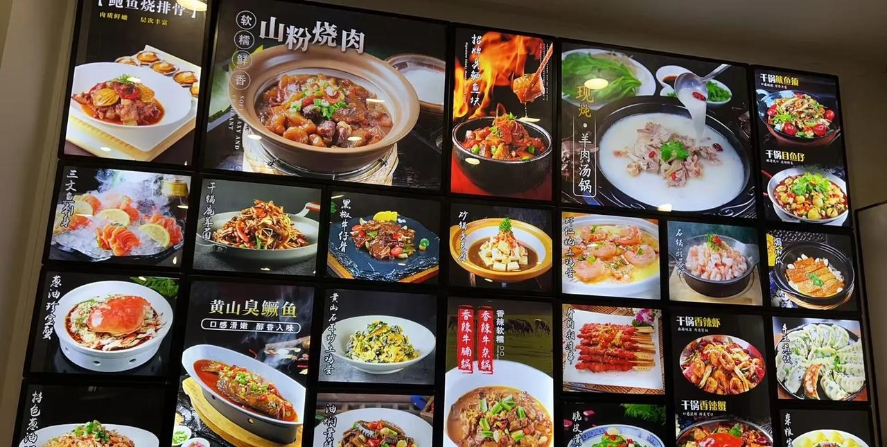 饭店吃饭打包盒该不该收钱？
今天去饭店吃饭，看到一位大哥吃完饭以后，便向饭店服务