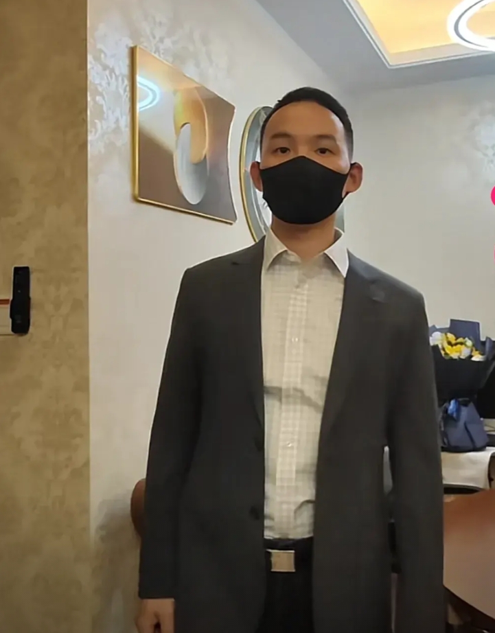 今天浩南认亲宴哈，直播间好多网友们要看G63，还有房子，谢爸在认亲宴上又重复了一