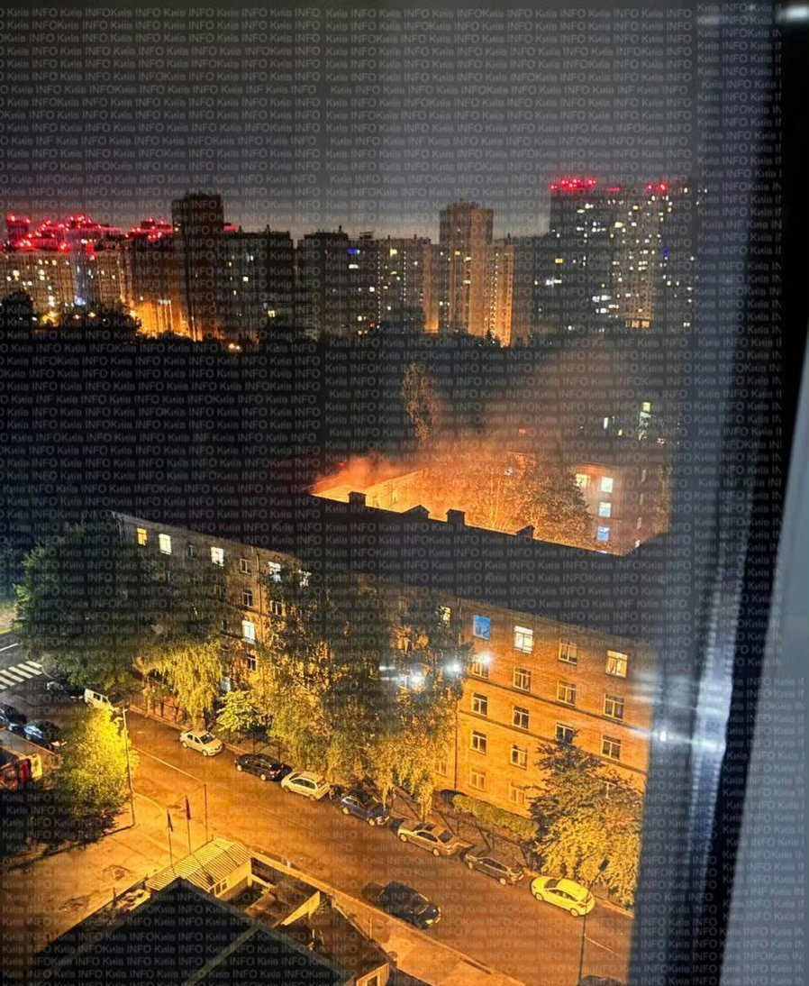 普京座机化险为夷后，俄军对基辅猛轰乱炸，特朗普立场大转弯  
当地时间25日，