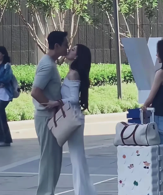 现在当演员也不容易啊！隔着屏幕都能感觉到陈伟霆的排斥和抗拒！
在荧幕前，他们深情