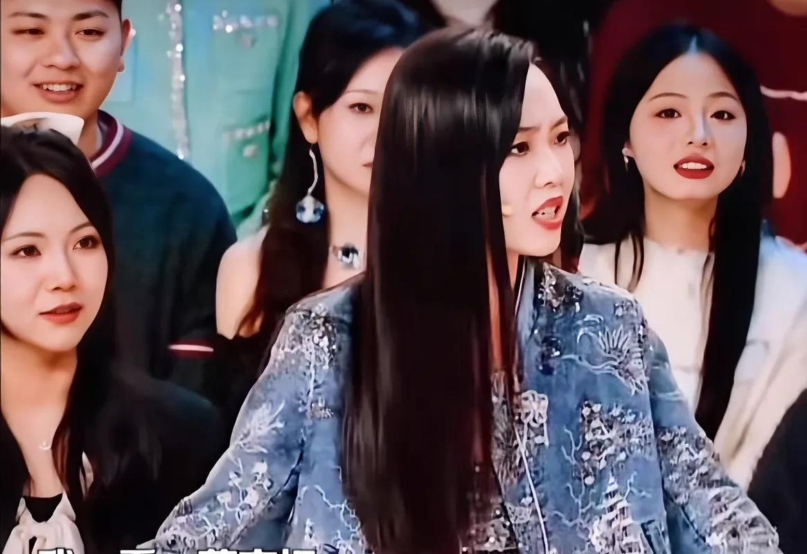 演员管乐说：“有一天晚上，我工作到晚上九点多了，我就想着去做个美甲，因为我接下来
