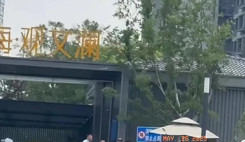 大晚上的南京仙林湖中海业主保卫站。
      这么晚了还有业主在小区门口他们这