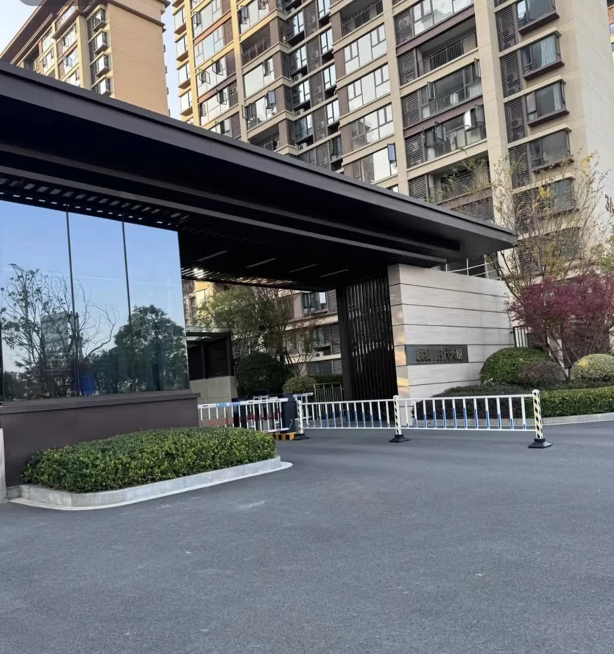 今天又接到了一个大哥的投诉，投诉者称：自己被小区的栏杆给打了。
事情是这样的，