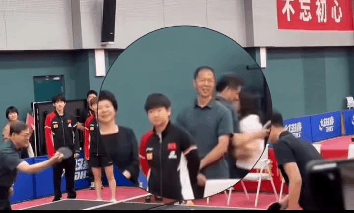 莎莎站在那里看着前面两位领导打球，她往那一站，比领导还像领导。
小手一背，特别有
