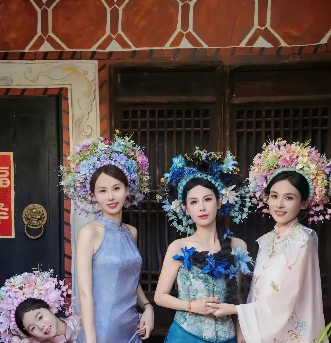 瑾汐姐仨接到品牌方的邀请，来杭州选品来了。

三哈开了直播，姐仨都化了妆在直