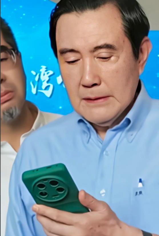 马英九先生手上的手机是国产品牌的，这令我没有想到。

中国国民党前主席马英九先生