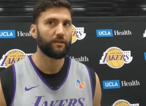 湖人球员克勒贝尔在队内训练后接受了媒体采访，谈到了备战国王的情况，他表示：
“我