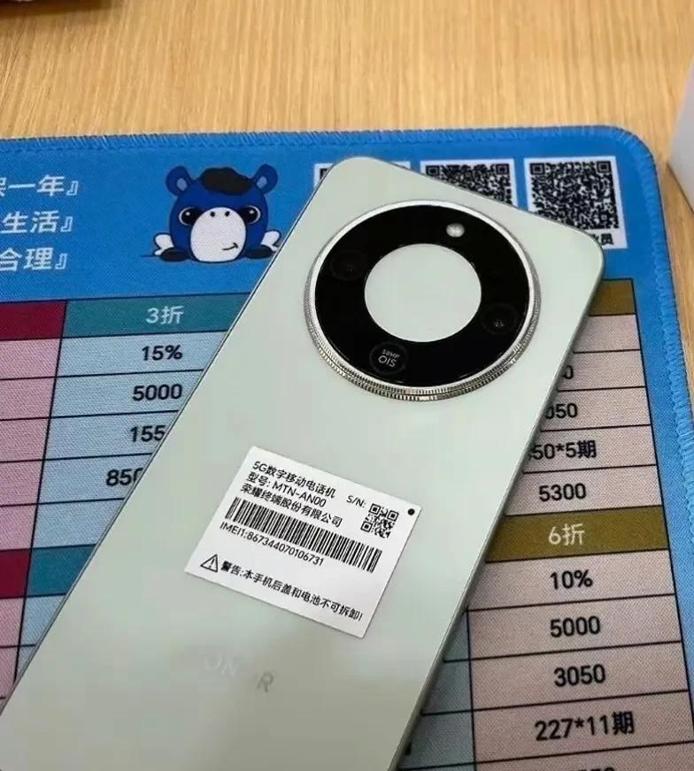 曝荣耀X70外围配置全面，甚至有越级惊喜！
今日，知名数码博主“数码闲聊站”爆料