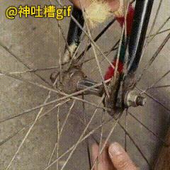这种老式自行车你骑过吗？车扶手上，套一个塑料的套子，再安装上儿童的座椅，甚至可以