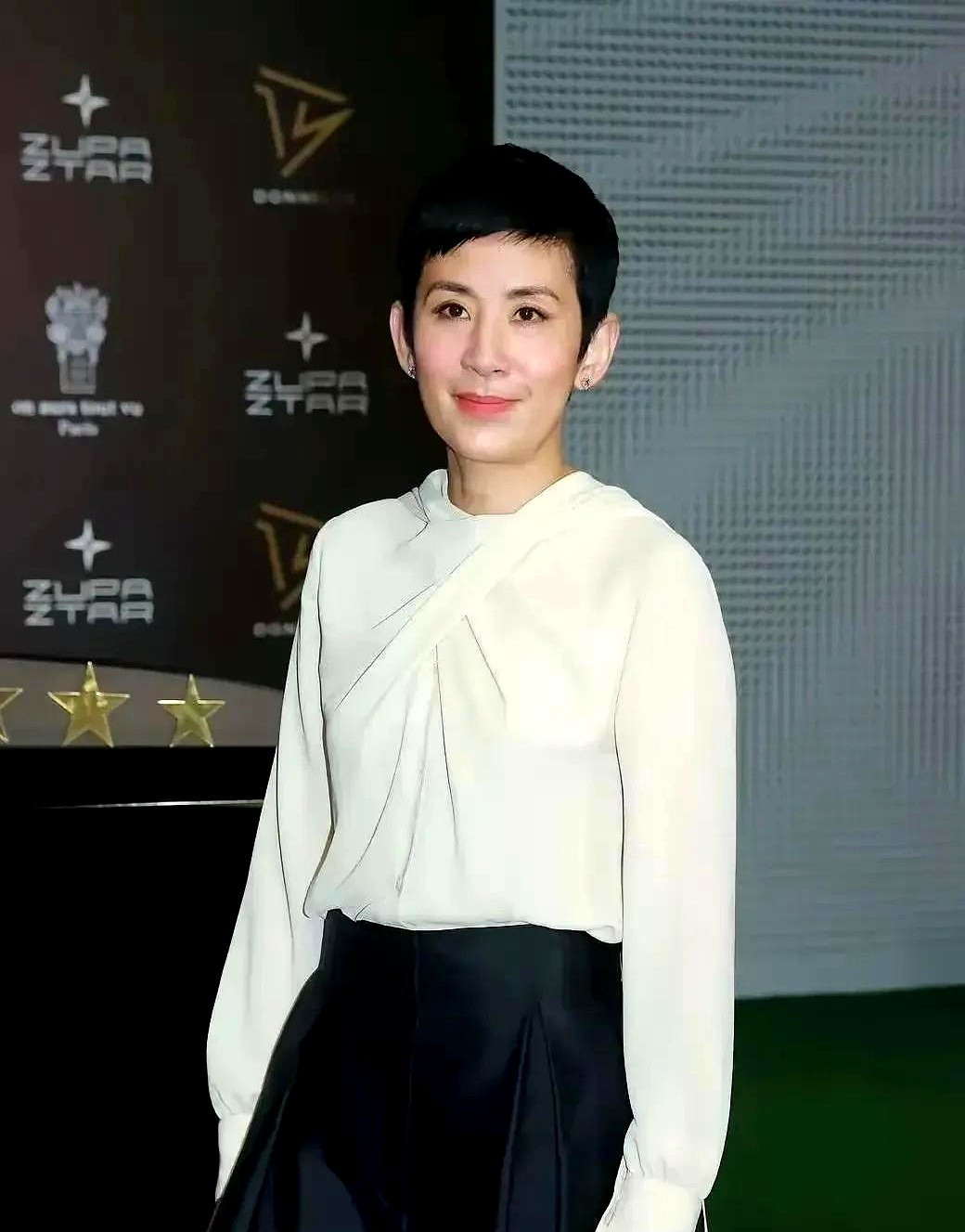 吴君如爆料刘德华娱乐圈秘闻











我的天哪！吴君如在综艺节目里爆