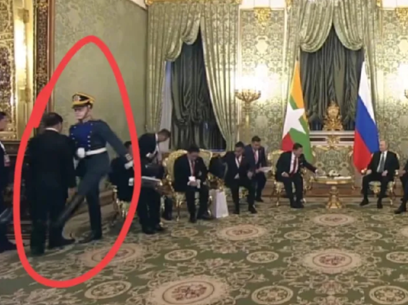 普京会见敏昂莱，这名礼仪兵，太没有眼色劲了！站在缅甸这一侧座位区，门口内侧，正好