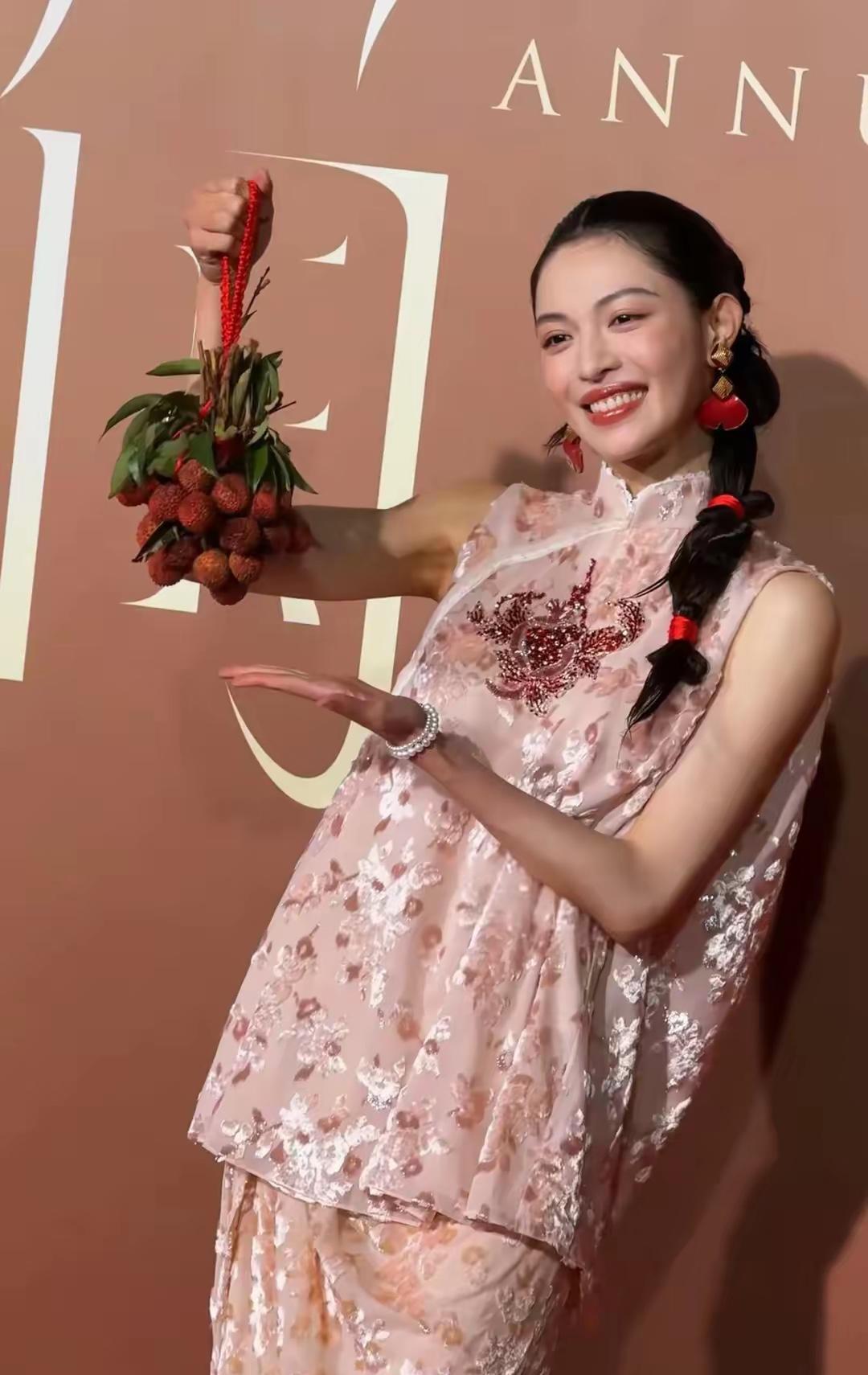 钟楚曦的颜值我不感兴趣
她的身材我也不感兴趣
但是真正让我感兴趣的，反而是钟楚曦