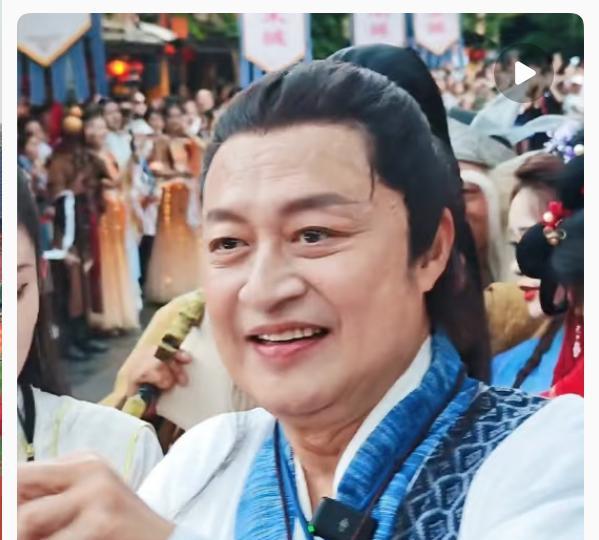 家人们谁懂啊！曾经火得一塌糊涂的马景涛，现在63岁了，日子过得也太不容易了！
就