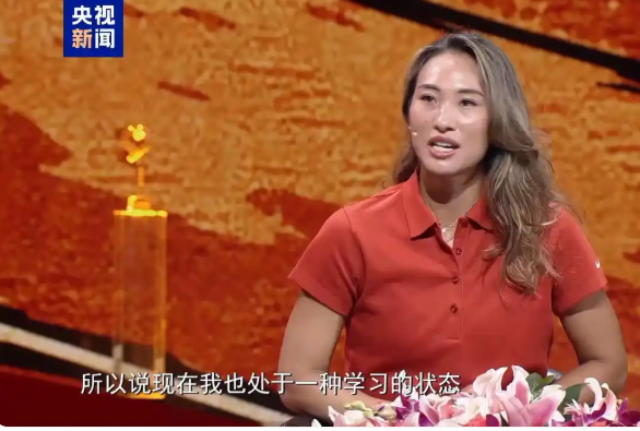 伤病疼痛，我忍了。  世界630位的起点，我也忍了。  但是看到五星红旗就握稳球