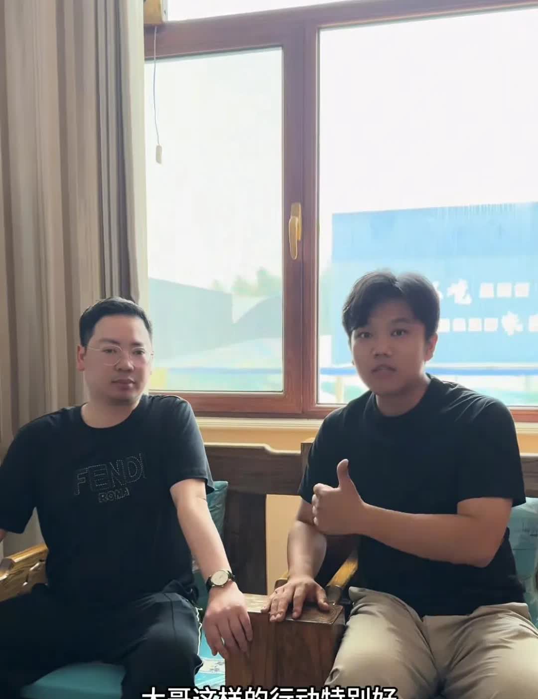 解清帅出来了
他不是在自己账号更新
也不是直播卖货，他是出现在他爸爸的视频里