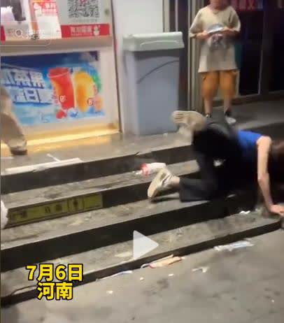网友爆料郑州某雪冰城顾客与店员发生争执后上升为肢体冲突

不知道为什么，我们