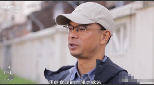 谁还敢扶？”上海7旬老太乘坐扶梯时，重心不稳向后倒去，幸好一男子眼疾手快拼死相救