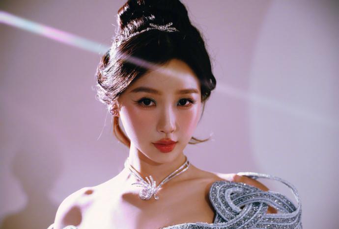 #媒体：虞书欣父亲需直面公共利益关切#
     这事儿，倒是越闹越大了。
  