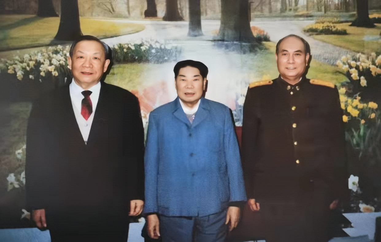 迟浩田和张万年同框，站C位的却是一位老将，他就是开国上将杨得志。1980年，杨得