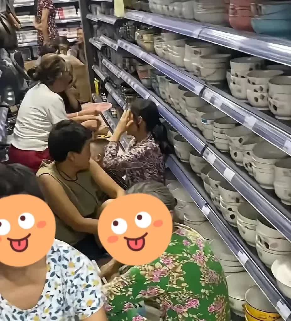 商场让大家蹭空调本来是一件好事，可有的人就是太过分了！
商场摆放商品的过道，本