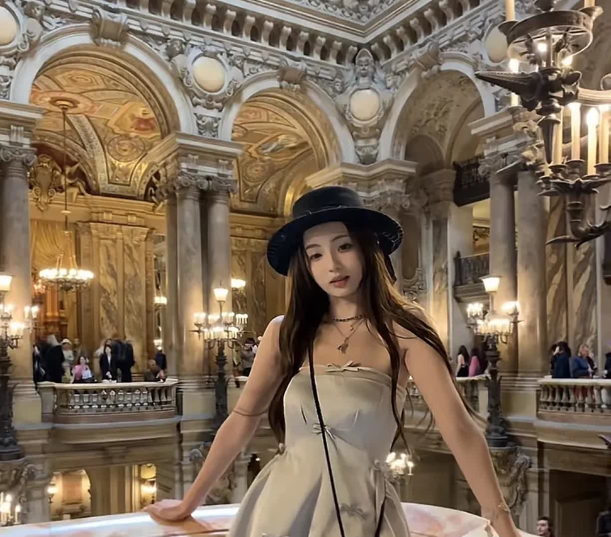 王思聪的现任女友懒懒日子过得真惬意，看她拍照的背景，她这又是去哪个国家的豪华宫殿