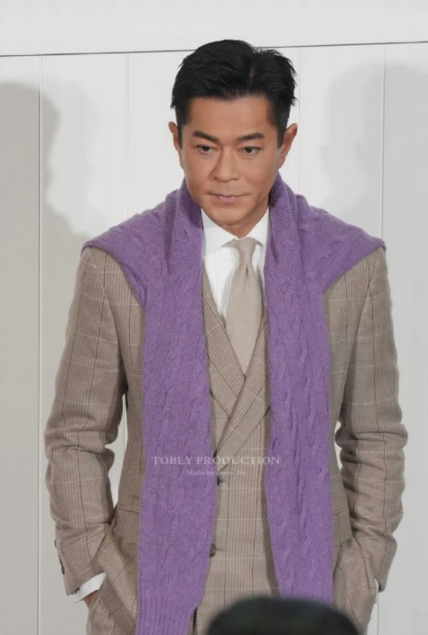 记者提问：“若有粉丝叫你老公会如何回应？”古天乐幽默回答：“我会奉劝她快点结婚！