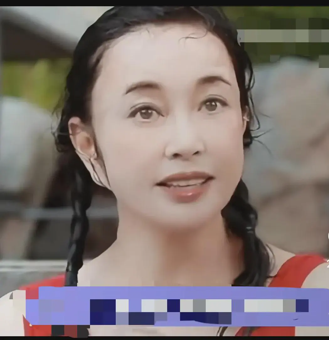 刘晓庆泳池炫技，力证七旬活力