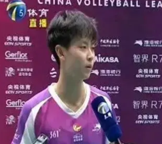 刘美君渴望爆发！天津女排两回合负于上海女排，无缘决赛，赛后替换李盈莹出场的年轻主