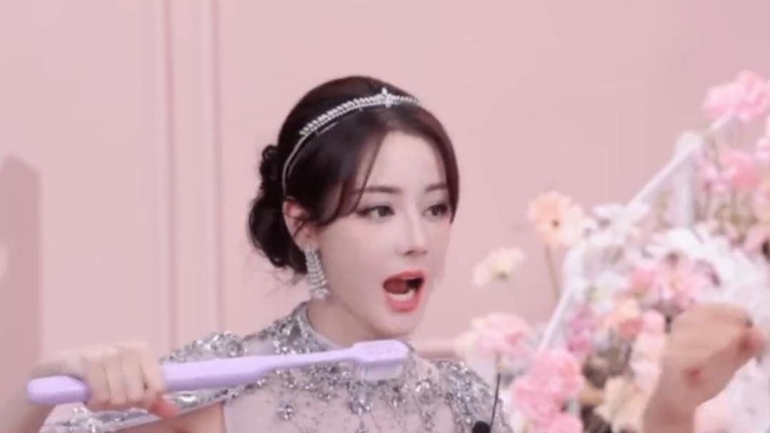 迪丽热巴高定亮相直播间，“公主巴”美貌引爆全网狂欢