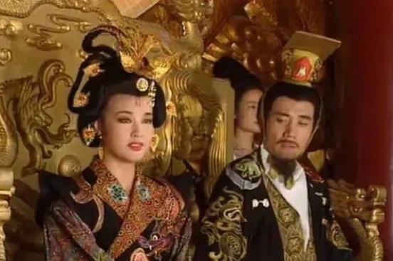 是夜，李治去感业寺看望武则天，武则天靠着他怀里，娇声：“皇上，我有孕了。”李治立