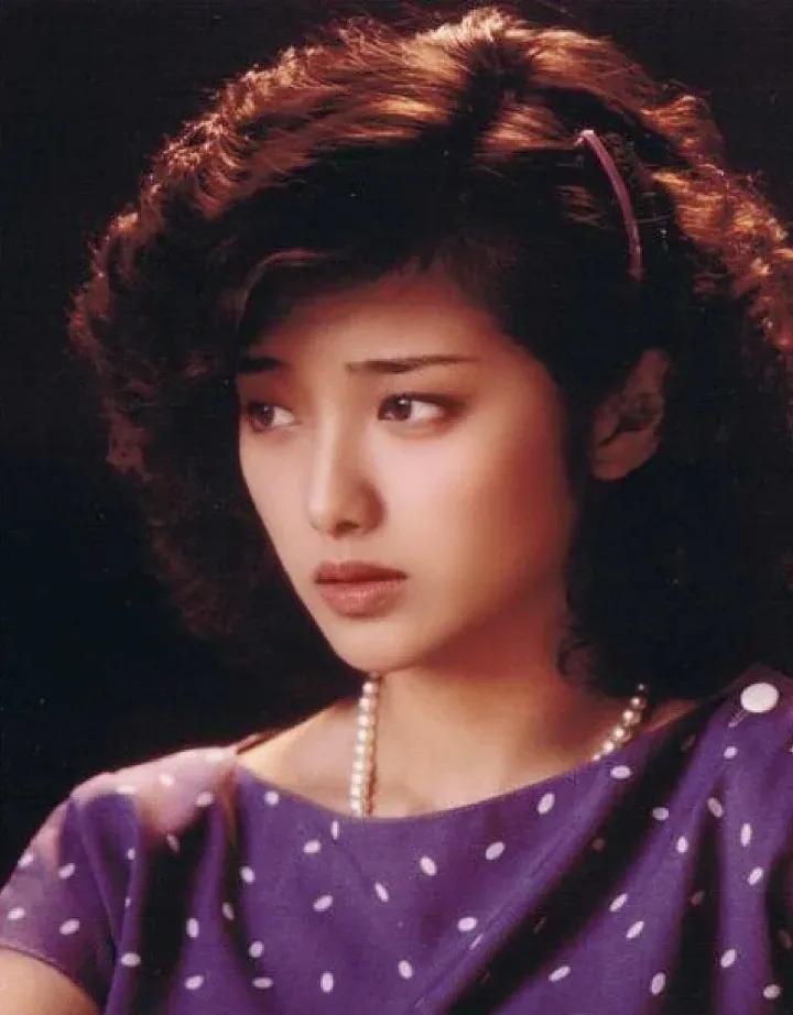 很多年轻人不理解:山口百惠1980年，21岁的时候就淡出了娱乐圈，为什么6070
