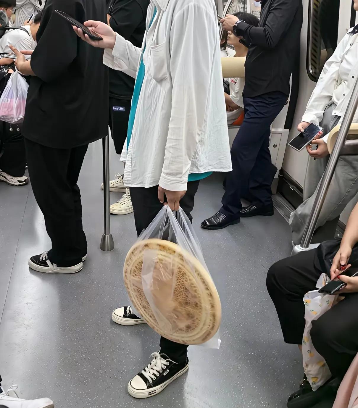 地铁上看到一个小哥，手里拎着一块大饼，这大饼很精致，很多人都看，据说这一个饼能吃