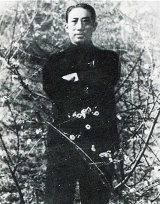 1951年，大特务戴笠的水泥墓，被几个农民拿铁镐敲开，棺中除了一副遗骸，还有一把