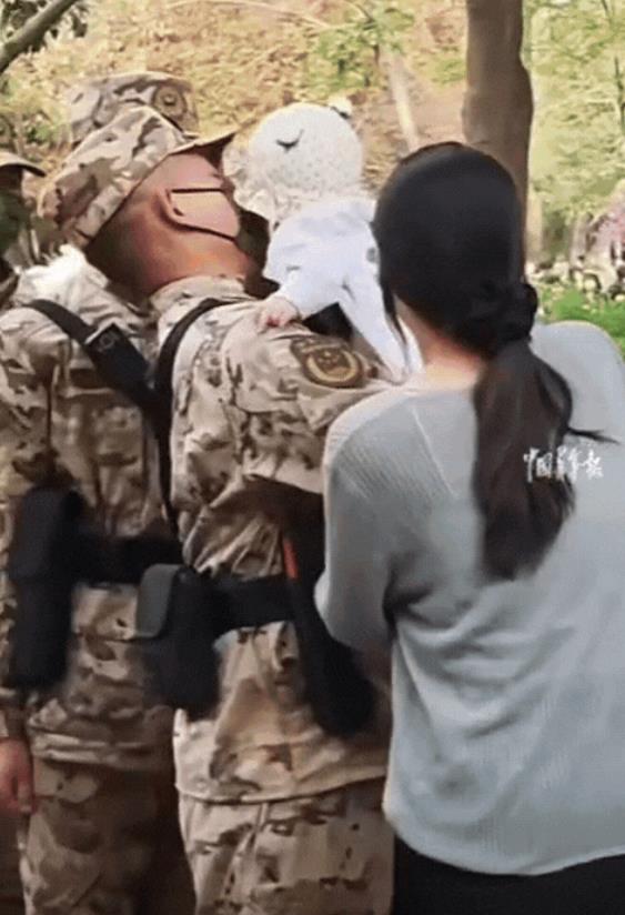 “火到人民日报了！”河南，妈妈急着上厕所，竟然直接将孩子扔给陌生人，转身跑进了厕