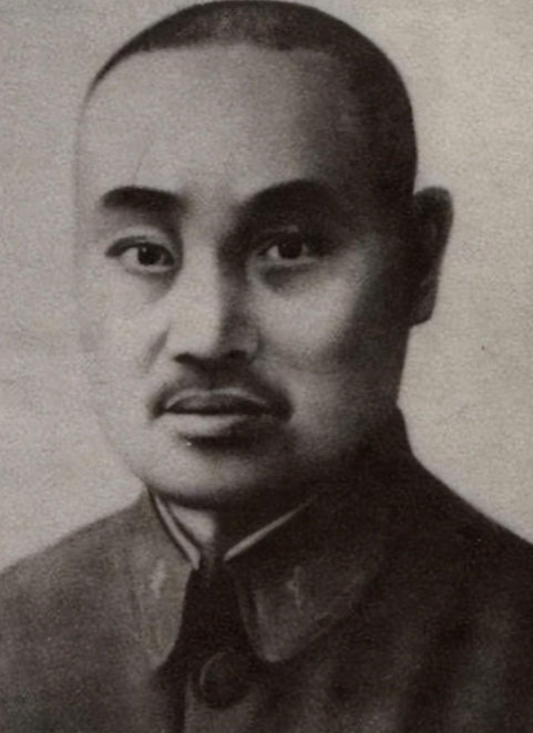 1951年，叶亚华带着儿子在澳门乞讨，可半天都没有收获，无奈的叶亚华只能在一块木