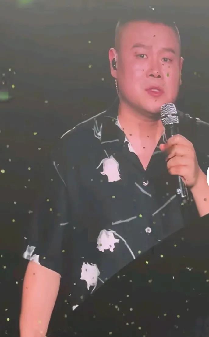 岳云鹏演唱会的两个小细节让我佩服！

1.他提到刀郎开演唱会一个T恤唱满全场