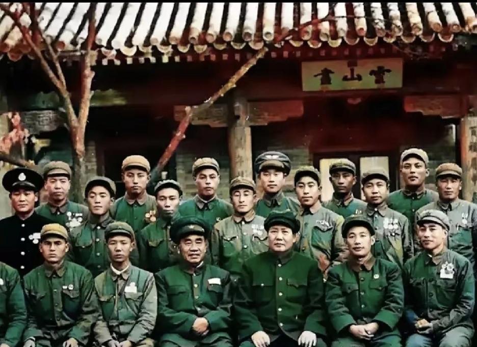1950年9月25日，第一届全国战斗英雄代表会议在中南海怀仁堂盛大开幕。57岁的