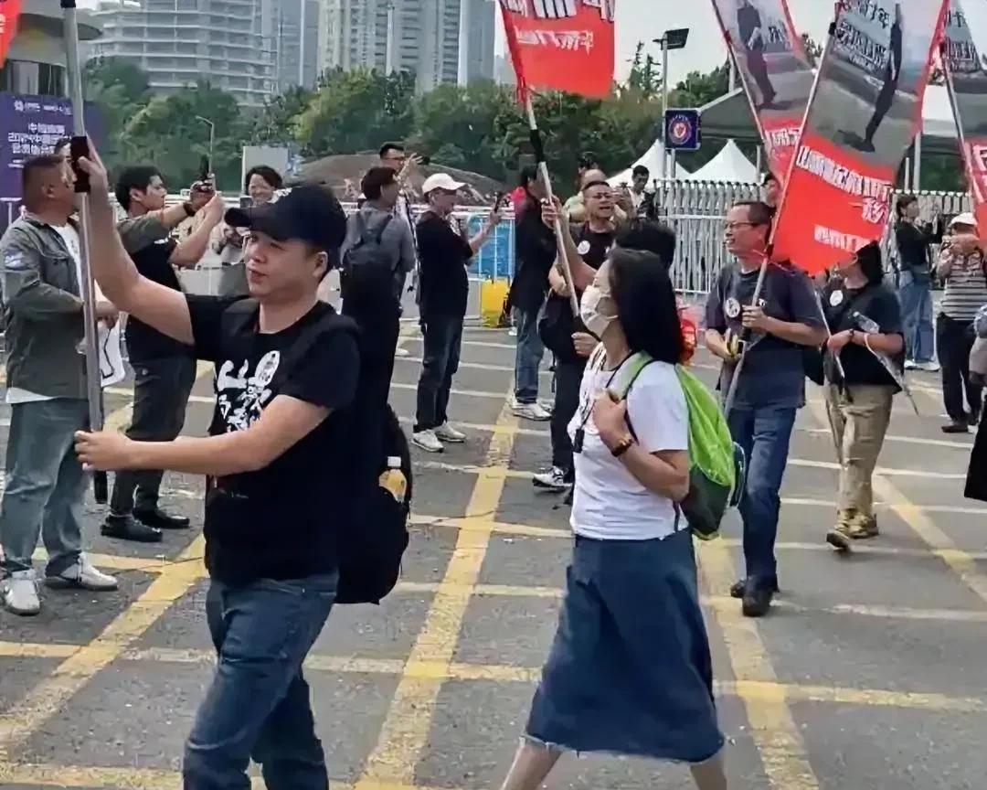 临沂融媒下架刀郎演唱会宣传部分视频，不知道这是什么信号，就是一些打着横幅上街宣传