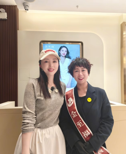 董璇买的金饰是自己代言，
原以为品牌方会迎来泼天的流量，
没想到
反噬来得这么快