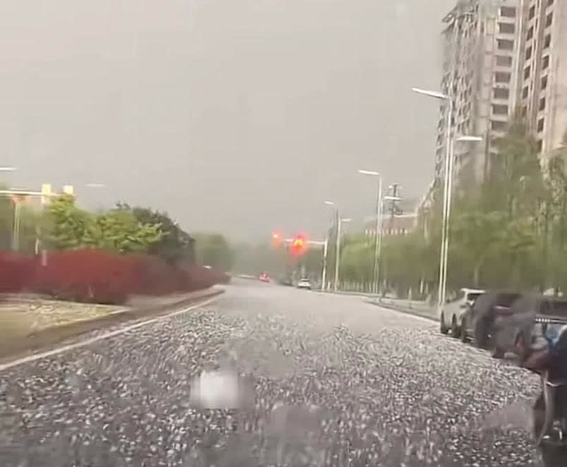 近日好多地方极端天气出现，
从武汉来安徽五天了，网上报道武汉昨天下了暴雨，很多