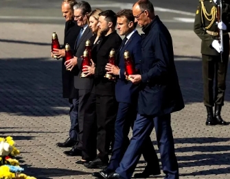 世界政局中这一幕确实少见哟！
 

红场大阅兵vs四国领导人到基辅打卡，一边放烟