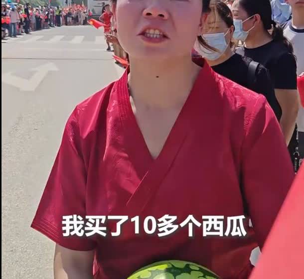 上人民日报了！近日贵州，女子为了送别人民子弟兵，竟然一次性买了10多个西瓜，可是