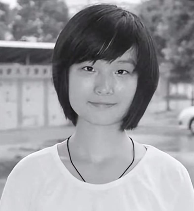1999年湖北687分文科女状元戴柳，被父亲偷改志愿错失北大，戴柳下定决心从此在