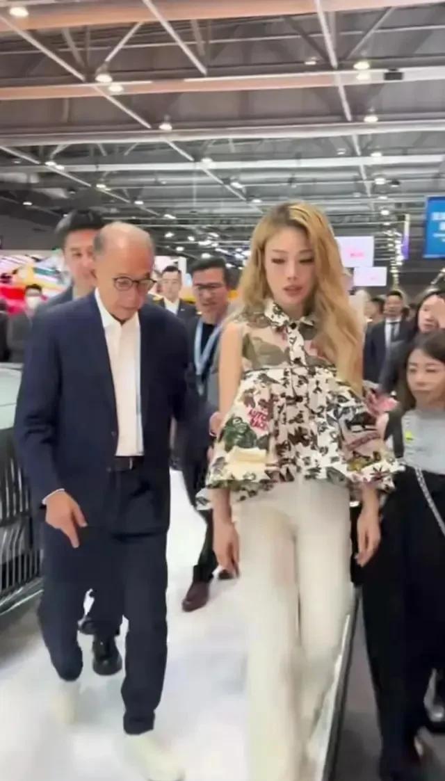 终于知道容祖儿为什么至今无人娶了
不是因为长得丑
也不是因为她挑剔，而是因为
容